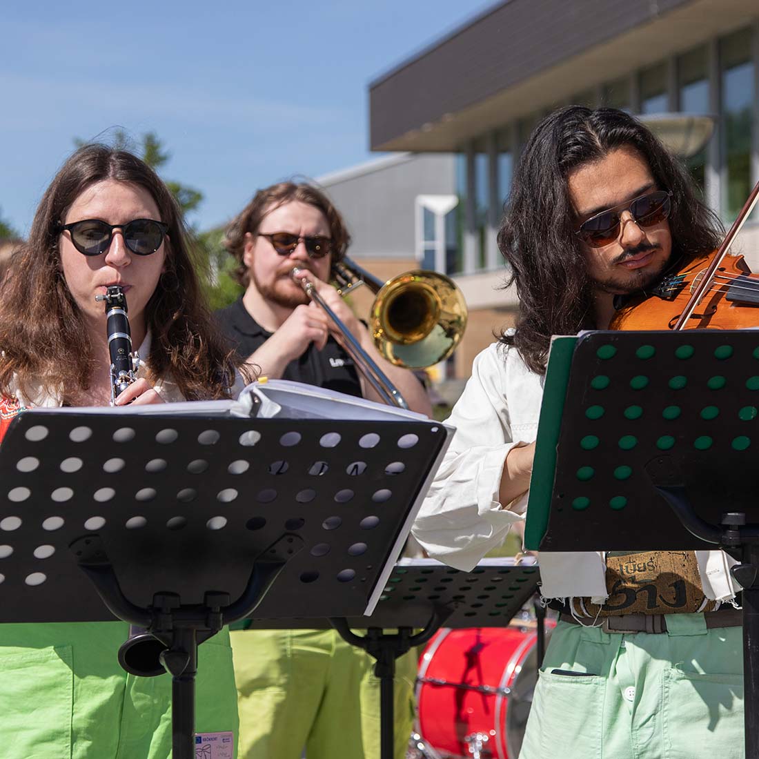En grupp utklädda studenter dansar