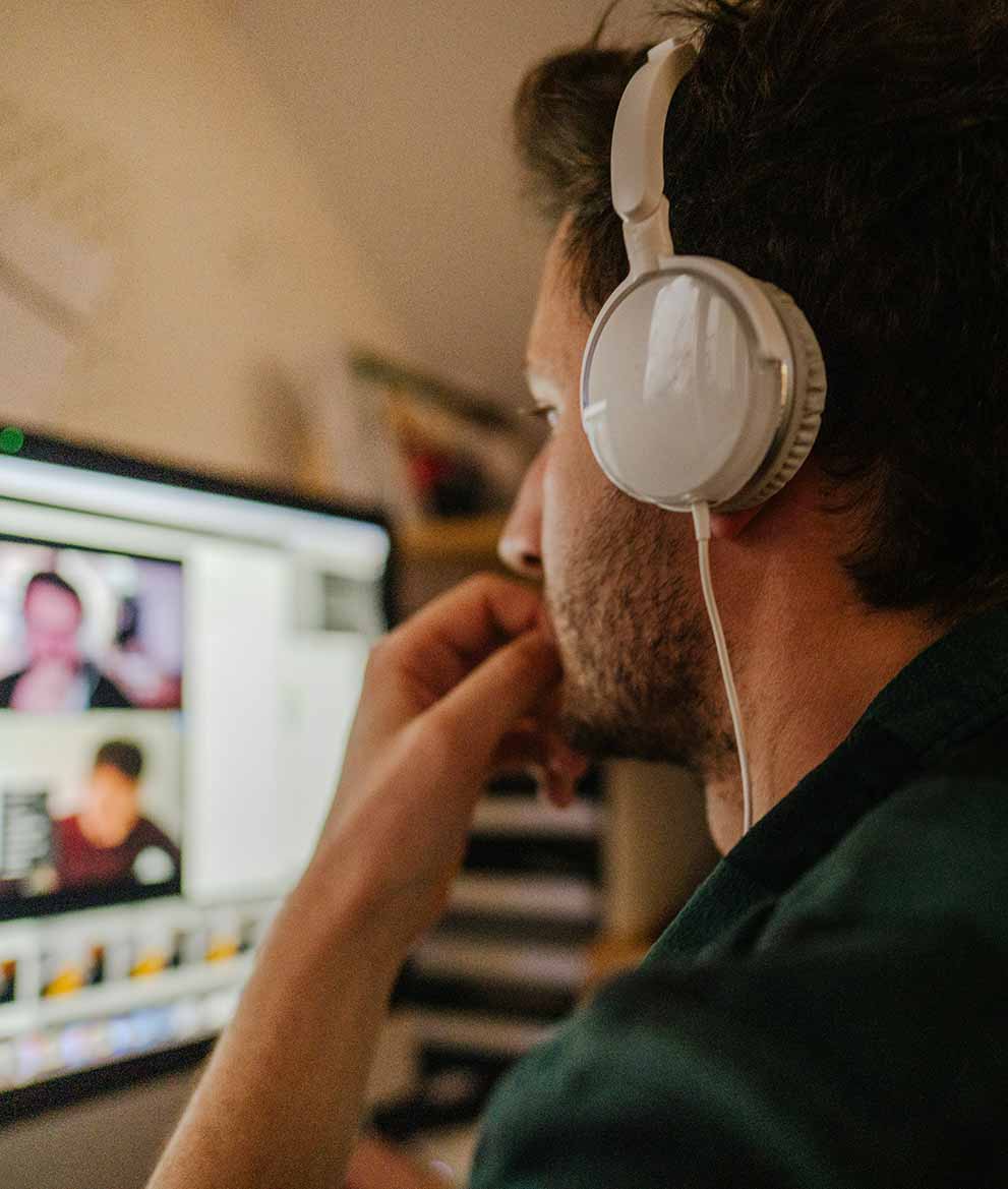 Student pluggar på distans