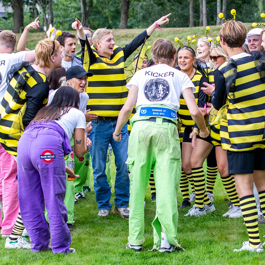 En grupp utklädda studenter dansar