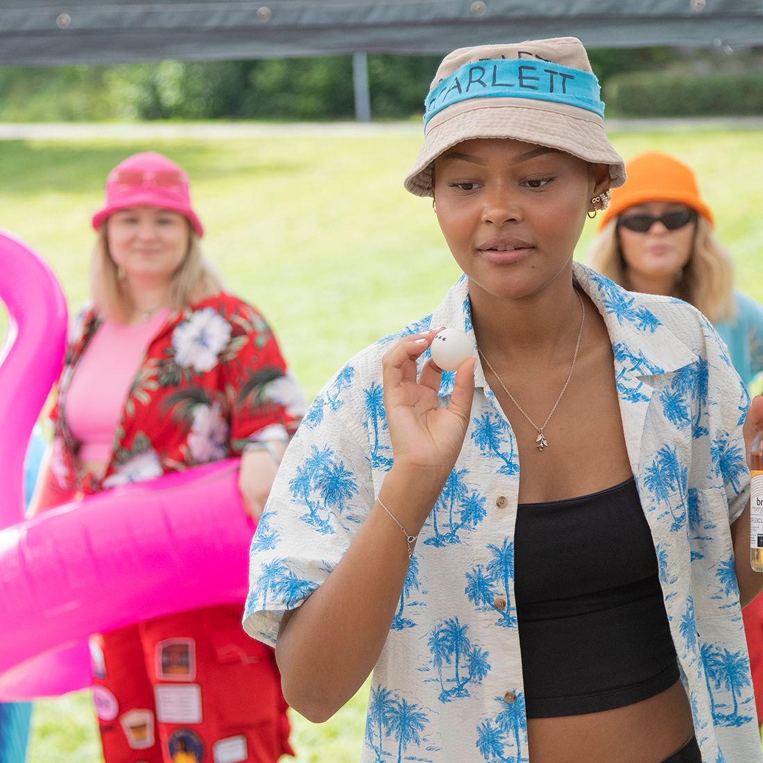 studenter på kickoff leker och umgås