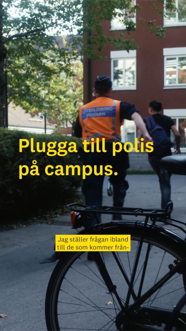I Växjö finns Sveriges enda campus som verkligen är ett campus för polisstudenter. Det innebär att man som ny student ibland kan reagera på att det är så många poliser här - tills man inser att det är studenterna på polisutbildningen som ibland är klädda i uniform.
👮🏻
Polisutbildningen passar dig som vill hjälpa till och göra skillnad i samhället. Bredden i utbildningen förbereder dig för ett arbete med många olika arbetsuppgifter. Den rustar dig också för att klara av skarpa situationer och att kunna lösa dem. 
📚
Polisutbildningen i Växjö har en studiemiljö som präglas av närheten mellan studenter och personal. Här skaffar du både vänner och kollegor för livet.
🚓
PS: Polisutbildningen finns också på distans, mer om det imorgon!