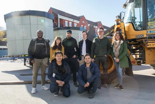 Ett ton is per hus – vilken konstruktion håller kylan bäst? 
👷‍♀️❄️🏠
Våra studenter på masterprogrammet i hållbar konstruktionsteknik har byggt två hus för Ice Box Challenge – nu står de vid Växjösjön!
🔹 Ett hus enligt svensk byggstandard
🔹 Ett enligt Passivhus-standarden
På nationaldagen 6 juni öppnas husen – då får vi se vilket som hållit isen fryst bäst 
🧊
Gå förbi, kika in genom fönstren och följ utmaningen! 
•
•
#Linnéstudent #IceBoxChallenge