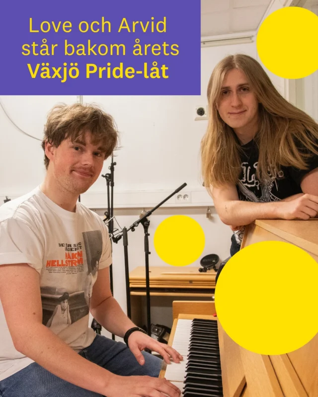 🌈 Årets officiella Växjö Pride-låt är här – ”Vår tid nu”🌈

Studenterna Love och Arvid, som går kursen Singer-Songwriter, står bakom årets officiella Pridelåt tillsammans med artisten Lowa Lundberg.

Låten växte fram under en kreativ låtskrivarträff på campus i samarbete med @talentcoach 
Tanken var att träna på samarbete men resultatet blev något mycket större.

 ”Vi ville skriva en låt som ger mod – en påminnelse om att man har rätt att vara sig själv, även när det finns motstånd,” säger Love. 
 ”Budskapet gäller alla: vi behöver stå upp mot hat och orättvisor tillsammans, säger Arvid.

🎶 Låten producerades också av musikproduktionsstudenter vid universitetet, vilket gör "Vår tid nu" till ett helt studentdrivet projekt – från idé till färdig låt.

En längre intervju med Love och Arvid finns att läsa på Lnu.se
👉 Hör låten live under Pride i Växjö eller på Spotify!