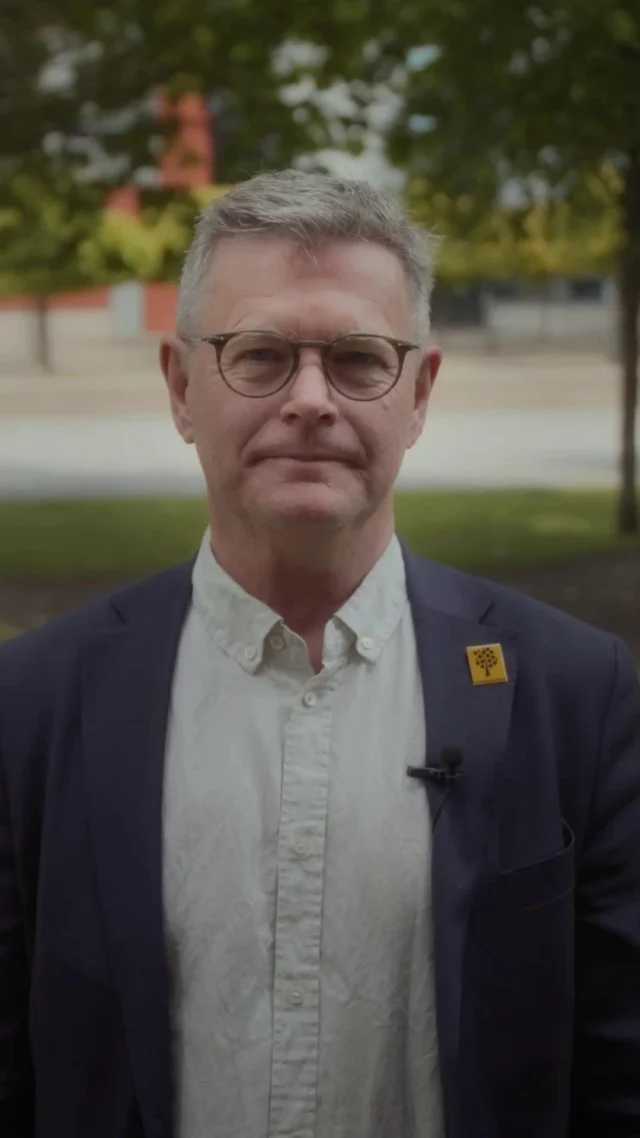 Linnéuniversitetets rektor Peter Aronsson önskar alla studenter en riktigt fin sommar!☀️
Tack för ett händelserikt läsår. Nu är det dags att vila, ladda om och samla inspiration inför hösten. 
Med kunskap förändrar vi framtiden tillsammans – vi ses i augusti! 💛