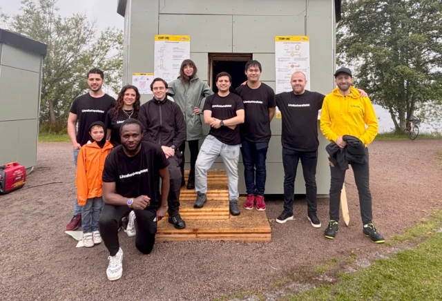🎉 Ice Box Challenge 2025 – Uppdrag slutfört! 
❄️Den 6 juni öppnade Team LNU de två isboxarna vid Växjösjön efter en hel månad av sol, regn – och isoleringstest! Trots att vädret höll folkmassorna borta var resultatet glasklart: det fanns fortfarande gott om is kvar! 💪
🎶 Stort tack till Isterbandet för att de höjde stämningen med livemusik (under ett regntätt tält!) och till landshövding Maria Arnholm för att hon deltog i ceremonin.
Den 11 juni deltog Team LNU i det avslutande Ice Box Challenge Sweden 2025-evenemanget online. De reflekterade inte bara över sin resa – de mottog också Special Award for Outstanding Execution and Delivery! 🏆👏
Ett stort grattis till Team Luleå University för totalsegern, och tack till Märta Stenevi för prisutdelningen. Dessutom, ett riktigt inspirerande keynote-tal av den New York-baserade arkitekten In Cho - som gav oss alla något att tänka på. 🌍
Vi är stolta över er, Team LNU! 💙
#IceBoxChallenge #TeamLNU #Linneuniversitetet #Sustainablestructuralengineering