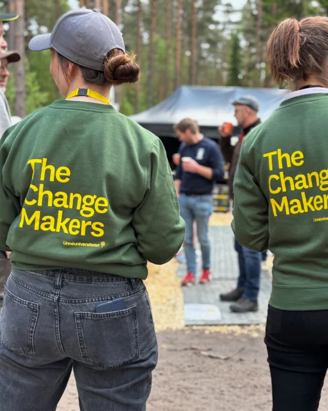 🌲 Stort tack till alla er som besökte vår monter på Elmia Wood, bidrog till givande samtal, delade med er av erfarenheter och visade intresse för våra olika program och projekt! 🌲

Under några intensiva dagar samlades 327 utställare i Bratteborgs skogar. Linnéuniversitetet fanns såklart på plats för att prata utbildning, forskning, samverkan och hur vi arbetar med skogens hela värdekedja. 🌳

– Det var fantastiskt roliga och intensiva dagar i både ösregn och solsken. Det finns ett stort engagemang kring skogen, samverkan, lika villkor och att positiv förändring är möjlig, säger projektledaren Carolina Dahlberg. 🌱

📸 Svep för att se några glimtar från våra dagar på plats i skogen. ✨