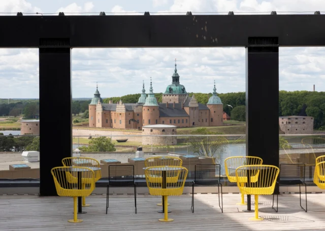 📍Kalmar campus – en kärleksförklaring
🌿 Sommarlugnet har lagt sig över våra campus i Växjö och Kalmar. Studenterna har bytt föreläsningssalar mot strandhäng och grillkvällar – men skönheten våra campus besitter finns kvar! ☀️✨
📸 Scrolla igenom vårt bildspel och njut av arkitektur, natur och stillhet i perfekt harmoni. 
Vi ses i höst!