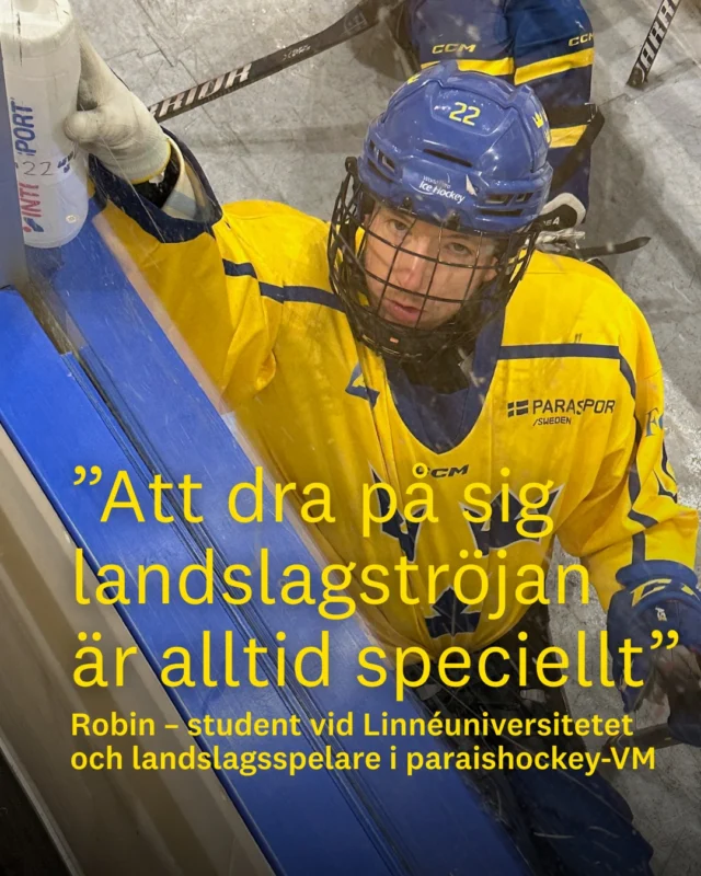 Vet du om att hos oss kan du kombinera studier med elitidrott! Som elitidrottsstudent får man anpassningar och stöd för att klara av både studierna och en elitsatsning – något som Robin gör! 

Han är nämligen student vid Linnéuniversitetet och samtidigt spelare i svenska landslaget i paraishockey. Nu i helgen startar världsmästerskapen i Kazakstan, där Robin representerar Sverige på den internationella scenen. 🇸🇪🏒 

För honom betyder paraishockey mycket mer än bara sporten. 
 "Det känns superroligt och speciellt att sitta på isen med landslagströjan på. Paraishockey betyder egentligen allt för mig – gemenskapen, styrkan och glädjen." 

Vägen dit har inte alltid varit rak. Efter gymnasiet spelade Robin tennis, men när funktionen i benen försämrades provade han olika parasporter. När han testade paraishockey fastnade han direkt – och idag är det en självklar del av hans liv. 

Att kombinera studier och elitidrott kräver planering och disciplin, men Robin menar att det är fullt möjligt: 
“Det är möjligt att göra båda, du behöver inte välja det ena eller andra! Med egen ambition och stödet från universitetet går det jättebra att kombinera. Dessutom är det lärorikt, strategierna vi använder i idrotten har jag nytta av i studierna, och tvärtom.” 

👉 Läs hela nyheten på Lnu.se 
👉 Läs mer om Elitidrottsvänligt lärosäte på Lnu.se/elitidrott 
👉 VM-matcherna går att se på Paralympics YouTube-kanal! 

#paraishockey #elitidrott #lnu #lnustudent