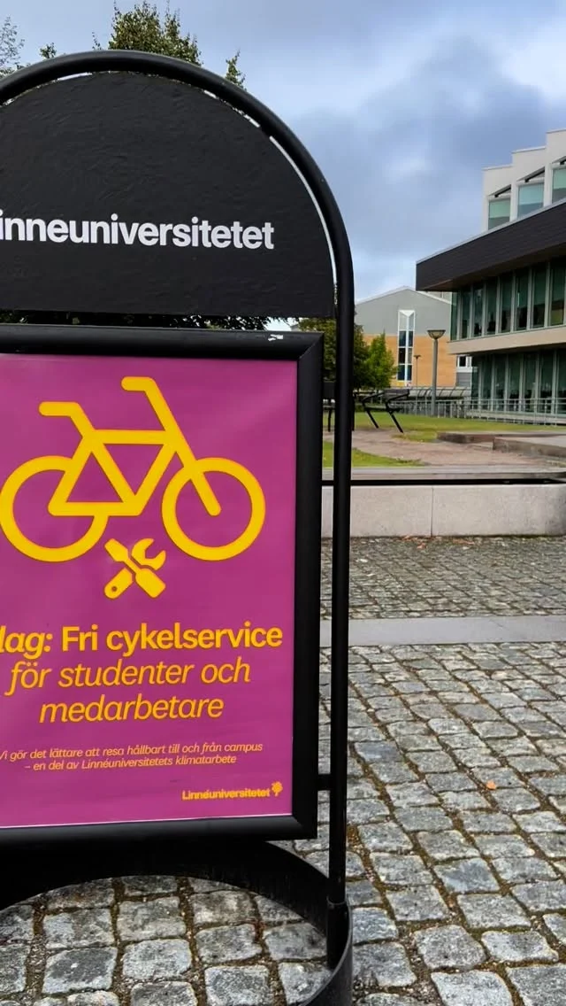 Cyklande student?🚴🏼‍♀️
Få gratis cykel-service på campus
🚲🔧
Växjö: 8 september. kl 9-17 på Universitetsplatsen
Kalmar: 9 september kl 9-17 utanför cykelgaraget, Universitetskajen
🚲🔧
Fri cykelservice är en aktivitet inom ramen för 
Lnus klimatarbete för att bidra till bättre förutsättningar för medarbetare och studenter att resa hållbart till och från universitetsområdena.
🌍🌱