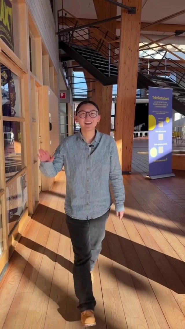 Ella-Fei pluggar till högskoleingenjör inom byggteknik – en utbildning där hon får kombinera sin kreativitet med matte och problemlösning. 🏗️✨

Programmet innehåller byggteknik, konstruktionsteknik och byggnadsproduktion – och ger dig verktygen att vara med och forma framtidens byggnader och miljöer.

Vill du också skapa platser där människor lever, jobbar och trivs? Då kan byggteknik vara helt rätt väg för dig. 💛