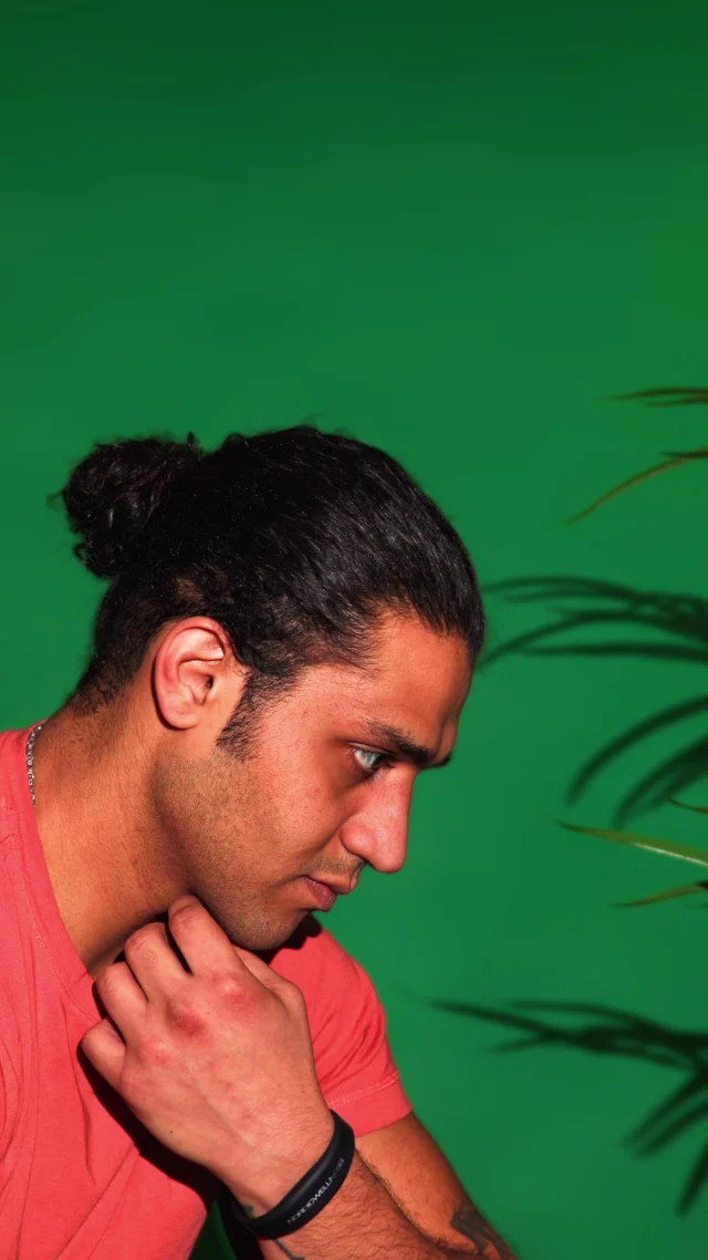 Plötsligt räcker det som alltid känts tryggt inte riktigt till. Du vill vidare. Se mer. Testa nytt. 

Här pluggar du med människor från olika länder, möter internationella samarbeten och kan studera utomlands. Nya perspektiv kommer på köpet. 

Och de där drömmarna som en gång fick plats i pojkrummet? 
Hos oss får de växa på riktigt.