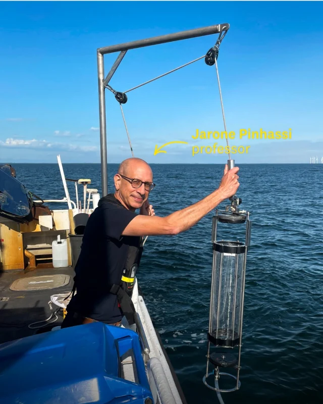 Så här ser det ut när våra forskare kartlägger Östersjöns hälsa!

Varannan vecka i 15 år har Linnéuniversitetets forskare samlat in vattenprover från samma plats, en mil utanför Ölands östra kust. De analyserar plankton, bakterier, virus och näringsämnen för att följa hur miljöförändringar formar livet i havet.

Provtagningen vid Linnaeus Mikrobiella Observatorium visar hur livet under ytan skiftar mellan säsonger och år. Tack vare den långa datainsamlingen kan man bättre förstå havets organismer, och göra mer träffsäkra prognoser för framtiden.

Mycket av forskningen sker i internationella samarbeten. Det som händer i Östersjön är nämligen inte bara viktigt för oss här – det hjälper forskare att förstå hur världens hav kan förändras i ett varmare klimat.

”Ofta ser man på Östersjön som ett modellsystem för klimatförändringar och hur exempelvis ökade temperaturer och övergödning kommer att påverka världens hav.” berättar Jarone Pinhassi, professor i mikrobiologi.