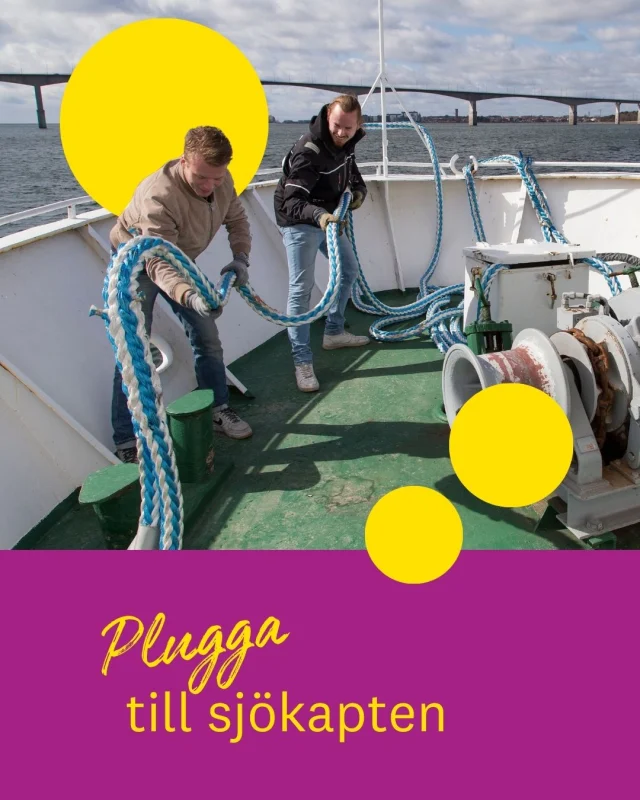 Att plugga till sjökapten är som ett äventyr på flera nivåer. Du lär dig allt från navigation och sjövägsregler till brandskydd, sjukvård och ledarskap. Du får dessutom testa kunskaperna direkt i simulatorer, labbsalar och ombord på vårt egna fartyg Calmare Nyckel. 
🌊
Under utbildningen blir fartyg och hav ditt klassrum, och du får uppleva hur ett fartyg fungerar som ett helt samhälle. Du lär känna människor från olika länder och får ta ansvar i verkliga situationer. Mellan långa praktikperioder på havet pluggar du på campus, träffar klasskompisar och engagerar dig i studentlivet.
⚓ 
Fyra år av studier, praktik och internationella möten väntar. 
🧭