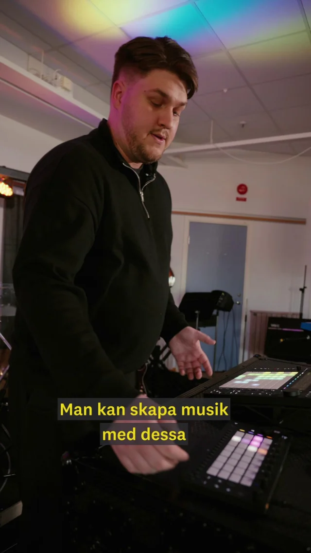 ”Jag tror att framtidens musikundervisning kommer att gynnas av fler lärare med kunskap inom det elektroniska” säger Pontus som läser till ämneslärare i musik med Electronic Digital Instrument (EDI) som huvudinstrument. I år är första gången som studenterna som läser till musiklärare erbjuds att välja EDI som huvudinstrument. Det är en unik satsning som än så länge bara erbjuds på två av Sveriges lärosäten. 🎶

För Pontus väcktes intresset för EDI tidigt i livet. När hans storebror skaffade en så kallad Launchpad runt 2013 öppnades en ny värld.
”Jag har nog spenderat mer tid på att skapa musik bakom en datorskärm än med en gitarr i handen. Eftersom jag alltid varit inne på elektronisk musik kändes EDI helt rätt.”

Pontus stortrivs på utbildningen.
”Det känns lite lyxigt att få studera något som jag hållit på med så länge och som jag brinner för. Jag lär mig hela tiden, både mer om musik och om hur jag ska lära ut den.”

EDI är ett samlingsnamn för digitala instrument som synthar, samplers och digitala trummor. Till skillnad från traditionella instrument, där ljudet skapas fysiskt, bygger EDI på datorer och elektronik. 🎹