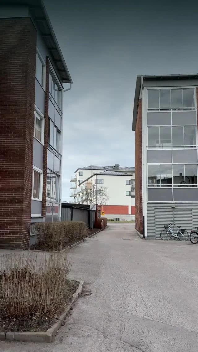 Nu när jag ser tillbaka på hur många projekt jag har gjort som SoMe-ambassadör blir jag både glad och stolt – jag fick chansen att bevisa mig själv! Jag vill också att du ska få den här chansen 😁.
Mer information på lnu.se om hur du söker. Ansökan är öppen till 3 maj.

/Aziz, sociala medier-ambassadör