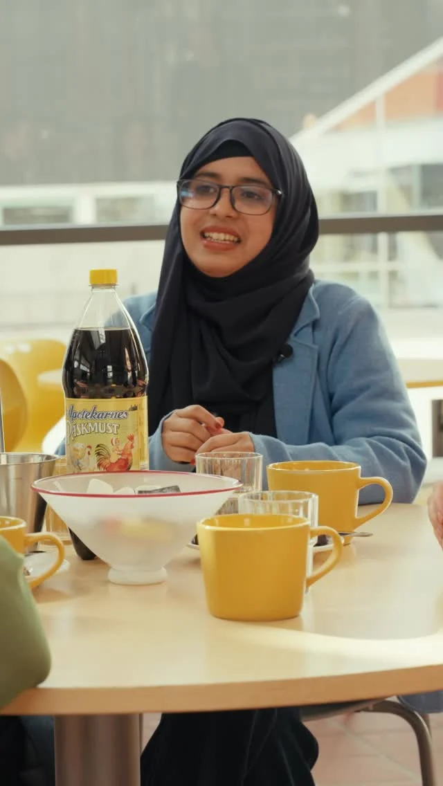 Hur låter egentligen svenska för någon som hör språket för första gången? 🇸🇪

I veckans avsnitt av CultureTalks pratar våra internationella studentambassadörer om svenska ord och uttryck som låter oväntade, roliga eller lite förvirrande.

Och en av studenterna lär sig dessutom ett nytt ord på svenska 👀