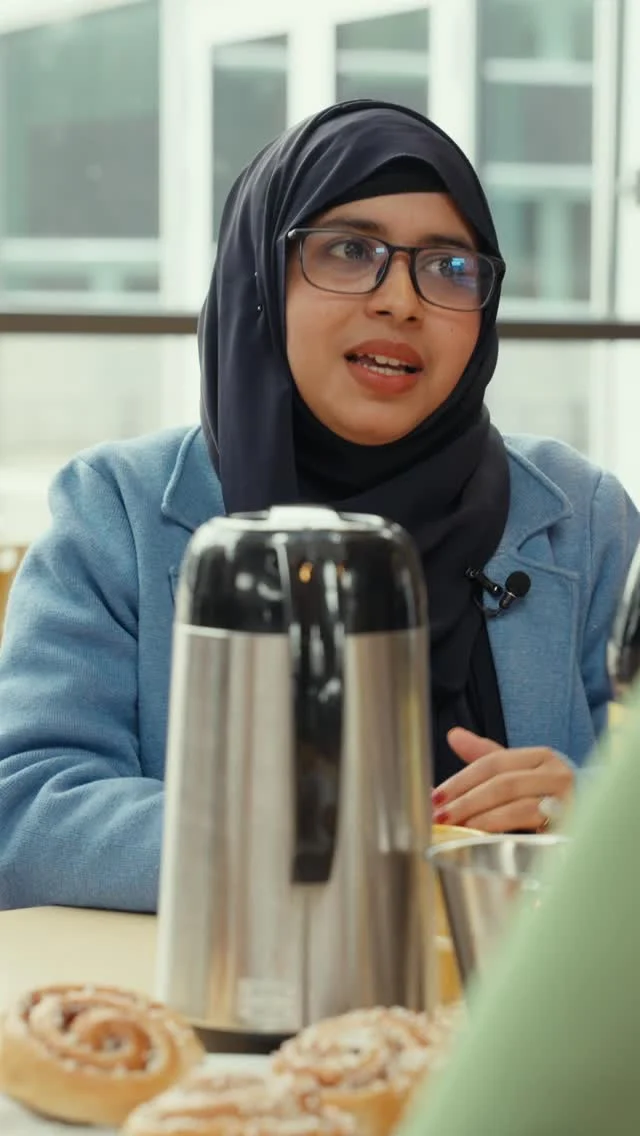 Hur är egentligen det svenska vädret för någon som aldrig upplevt en riktig vinter tidigare? ❄️☀️☔️
I veckans avsnitt av CultureTalks pratar våra studentambassadörer Tajrin, Tristan, Shirav och Nour om snö för första gången, hur vintern aldrig verkade ta slut – och varför den svenska våren känns så oförutsägbar.
De ser också fram emot att uppleva den svenska sommaren och upptäcka mer av den svenska naturen 🌿