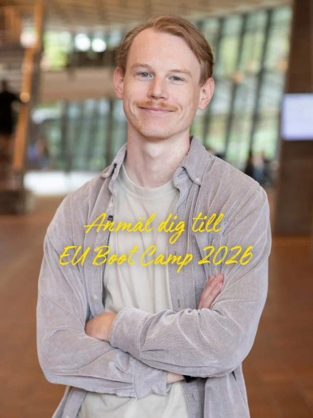 Är du intresserad av att vara med i årets EU Boot Camp? Leo Hagberg, student på statsvetarprogrammet, deltog på förra årets EU Boot Camp och berättar här om sin upplevelse och vad det har gett honom:

– Jag sökte till EU Boot Camp eftersom jag ville lära mig mer om EU-institutioner och vilka möjligheter som finns till praktik och arbete inom EU. Samtidigt lockade chansen att träffa andra studenter med samma intresse. Redan från första dagen överträffades mina förväntningar. Kombinationen av inspirerande föreläsningar, engagerade deltagare och den nära kontakten med personer som arbetar eller har arbetat inom EU gjorde veckan både lärorik och motiverande.

– Det som gjorde störst intryck var möjligheten att samtala direkt med experter, journalister, politiker och tidigare praktikanter under pauser, måltider och frågestunder. Att få ställa frågor och ta del av deras erfarenheter gav värdefulla insikter och konkreta råd inför framtiden.

– Efter veckan hade jag fått en helt ny bild av vilka karriärvägar som finns inom EU. Jag insåg hur många möjligheter det faktiskt finns – från praktik och traineeprogram till olika typer av tjänster inom EU-institutioner. EU Boot Camp inspirerade mig att satsa på en internationell karriär och visade hur viktig svensk kompetens är inom EU. Jag skulle varmt rekommendera alla som är nyfikna på EU att anmäla sig – det ger så mycket mer än vad man kan läsa sig till.

Årets EU Boot Camp äger på Linnéuniversitetets campus i Växjö 24–28 augusti. Sugen på att delta? Läs mer och anmäl dig på Lnu.se