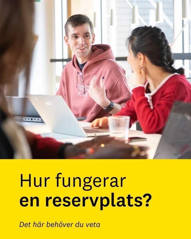 Har du fått en reservplats?
Det betyder att du inte är antagen just nu, men att du fortfarande kan få en plats om det blir lediga platser. Reserver kallas i turordning, men det är inte säkert att någon kallas direkt när en antagen tackar nej eftersom utbildningen kan ha gjort ett överintag.
Efter det första antagningsbeskedet behöver du tacka ja senast sista svarsdag om du vill stå kvar som reserv. Du kan samtidigt tacka ja till en utbildning du redan är antagen till.
Kom ihåg att prioriteringen i din anmälan styr. Om du senare blir antagen till ett högre prioriterat alternativ kan ett lägre prioriterat alternativ strykas.
Läs alltid informationen i ditt eget antagningsbesked och håll koll på Mina sidor och din mejl.