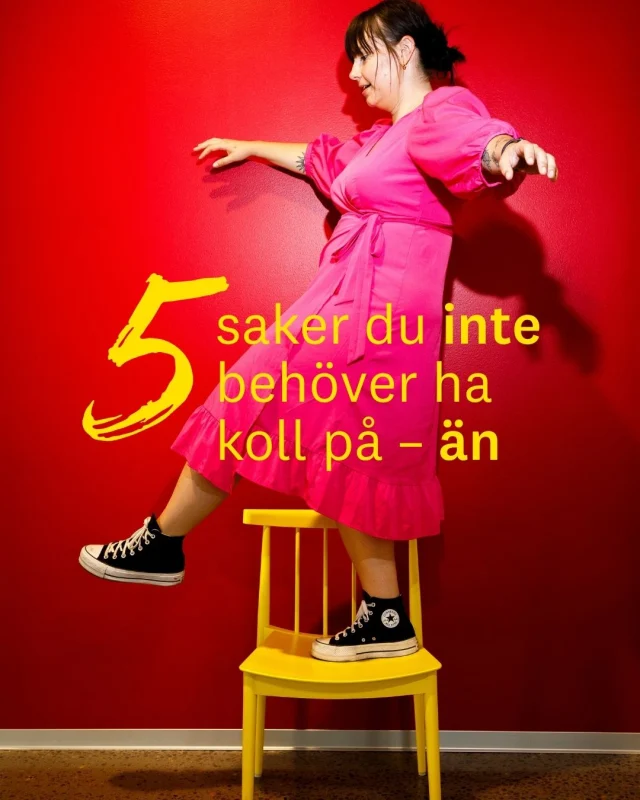 Ska du börja plugga i höst?

Det är lätt att tro att alla andra redan vet hur en tenta går till, vad de vill jobba med efter examen och exakt hur studentlivet fungerar.

Spoiler: det gör de inte.

Du behöver inte ha full koll innan du börjar. Universitetet är en plats där du får lära dig, testa dig fram och ändra dig längs vägen.

Här är fem saker du inte behöver ha koll på – än.