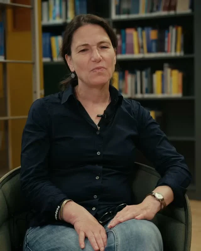 Vad kan det förflutna lära oss om klimatförändringarna vi står inför idag?

Det undersöker Marcia Rockman, arkeolog och forskare vid Linnéuniversitetet.

Efter många års arbete i USA fortsätter hon nu sin forskning hos oss – om klimat, kulturarv och vad historien kan lära oss om vår egen tid.

I filmen berättar hon också om varför möjligheten att forska fritt och ställa svåra frågor är så viktig.