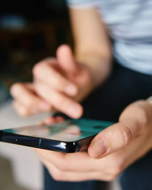 Falska påståenden kan spridas snabbt i sociala medier inför ett val.

Genom Fojo och Valkollen hjälper Linnéuniversitetet journalister och redaktioner att upptäcka och granska digital manipulation.

Tillsammans med Källkritikbyrån granskar Valkollen också innehåll som får stor spridning. Ett exempel är påståendet att Sverige lånar en miljard kronor om dagen. Det visade sig vara felaktigt.

#Linnéuniversitetet #Fojo #Valkollen #källkritik #valet2026 #desinformation granska digital påverkan när informationsflödet är som mest intensivt.