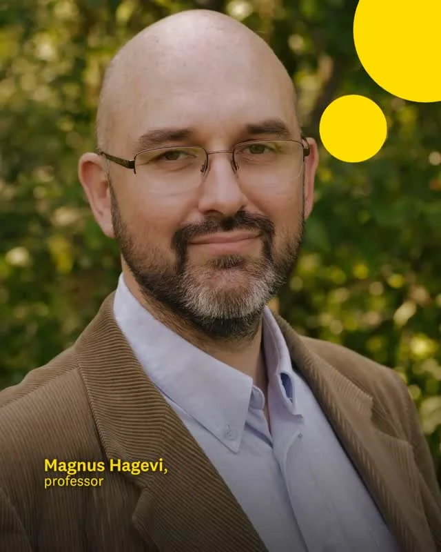 Inför ett val är många väljare inte helt låsta vid ett enda parti.
Magnus Hagevi, statsvetare vid Linnéuniversitetet, pekar på att de flesta väljare kan tänka sig att rösta på flera olika partier. Det innebär att sådant som händer under själva valrörelsen kan få stor betydelse för vilket parti som till slut får rösten.
Det kan handla om partiledaren, en viktig sakfråga eller en skandal.

I årets valrörelse tycker Magnus också att sjukvården är särskilt intressant att följa. Många väljare uppger att sjukvården är viktig för hur de röstar, samtidigt som riksdagspartierna sällan diskuterar frågan eftersom ansvaret ligger på regionerna. I det här valet driver dock flera partier frågor om sjukvården.
Även väljarnas förtroende för partier och politiker förändras över tid. Under valår, när politiker möter många väljare, brukar förtroendet öka. Samtidigt har väljare generellt större förtroende för det parti de själva röstar på än för andra partier.

Och till den som fortfarande tvekar inför valet skickar Magnus med ett konkret råd:
“Läs gärna partiernas broschyrer. De hjälper ganska ofta väljare som tvekar mellan några partier att bestämma sig för hur de ska rösta.”