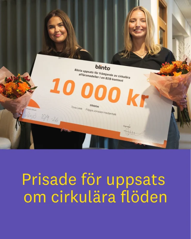🎓💚 10 000 kronor för en uppsats om framtidens cirkulära flöden!
Ekonomistudenterna Tova Leek och Filippa Hedenfalk Jonsson har tilldelats Blintos stipendium för sitt examensarbete om hur företag kan anpassa retur- och återvinningsflöden till framtidens krav.

I studien lyfter de bland annat behovet av bättre spårbarhet, mer integrerade informationssystem och bättre samordning. Men ökade krav kan också skapa nya möjligheter – och bli en drivkraft för företag att arbeta mer cirkulärt. ♻️

Stipendiet på 10 000 kronor delas ut av Växjö-företaget Blinto i samarbete med Ekonomihögskolan vid Linnéuniversitetet.
👏 Stort grattis Tova och Filippa!

#Linnéuniversitetet #Ekonomihögskolan #student #hållbarhet #cirkulärekonomi #Växjö