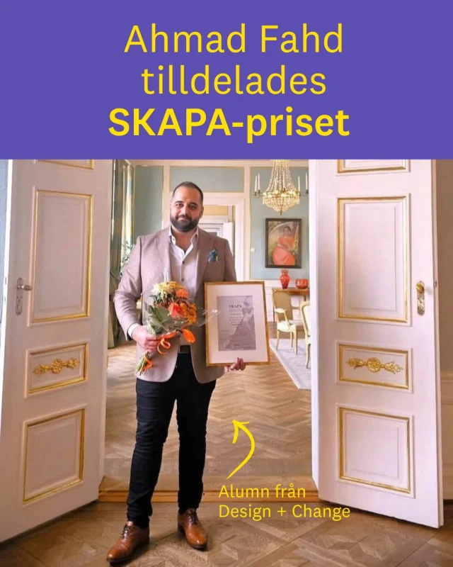 Ahmad Fahd blev nyligen utnämnd till regional vinnare av det prestigefyllda SKAPA-priset. Ett pris som delas ut årligen till minne av uppfinnaren Alfred Nobel. Ahmad Fahd blev uppmärksammad för sin innovation Envirdian, en lärplattform som ökar barns kunskaper om hållbar utveckling. 

Ahmad läste programmet Design + Change, en designutbildning med fokus på förändring och positiv samhällsutveckling. Idag arbetar han med att utveckla lösningar som kombinerar hållbar utveckling, teknik och innovation men idén till Envirdian fick han redan under sin studietid här hos oss! 
– Under min utbildning lärde vi oss mycket om omställningen till en mer hållbar värld. Vi studerade inte bara de problem som finns utan fick också förståelse för att vi kan vara en del av lösningen och bidra till verklig förändring i samhället. Det var där idén om Envirdian kom till, säger Ahmad.

För Ahmad är mottagandet av SKAPA-priset både ett erkännande av det som teamet har åstadkommit och en motivation att fortsätta.
– Det var en fantastisk känsla! Priset stärker vår övertygelse om att vi är på rätt väg och att vi arbetar med en verklig innovation som kan skapa konkret värde.
Läs hela nyheten på Lnu.se