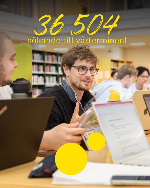 36 504 personer har sökt till Linnéuniversitetet inför vårterminen 2027! 💛

Biblioteks- och informationsvetenskap på distans är det mest sökta programmet. Även socionomprogrammet och sjuksköterskeprogrammen fortsätter att locka många sökande. Bland kurserna är Projektledning I, Psykologi I och Storytelling mest populära.

Till alla er som har sökt: tack för era ansökningar! 💛 Vi hoppas att vi ses till våren.